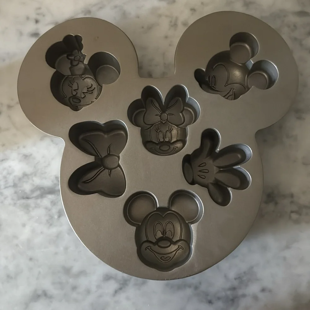 NWT Williams Sanoma Mickey and Minnie Mouse Cast Aluminum Caklet Pan